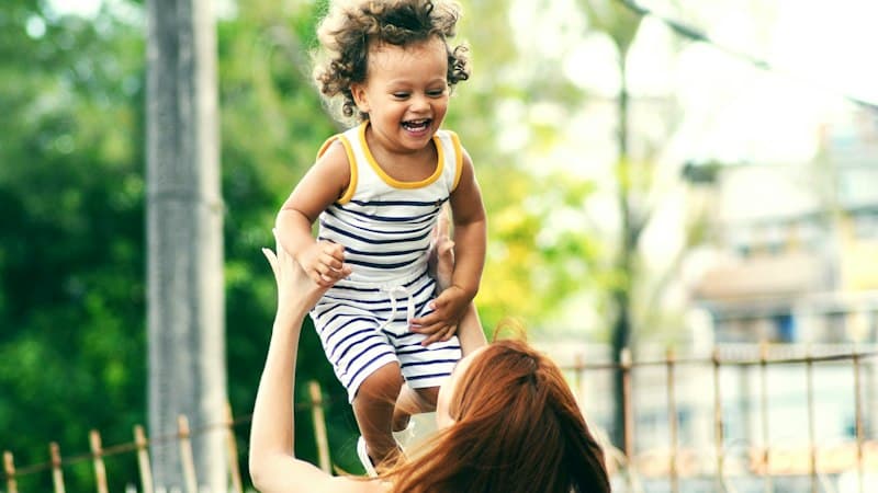 親が子どもに名前の由来を語りかける様子