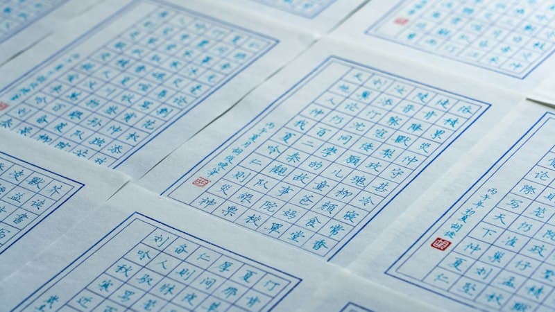 三文字の名前の候補を並べて選ぶイメージ